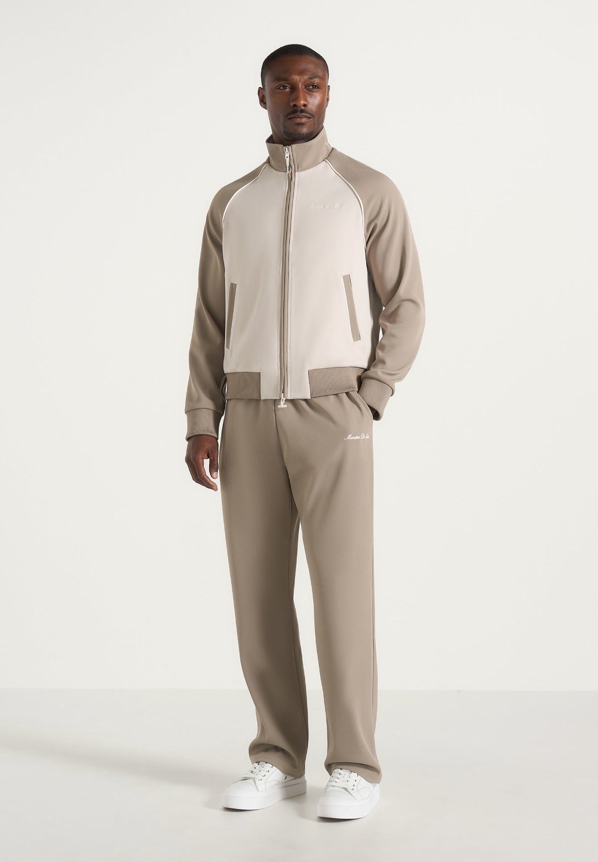 Pantalones deportivos con raya